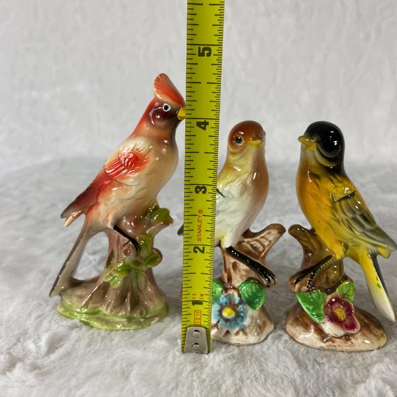 4 Vintage bird ceramic figurines sitting on tree limbs with flowers at base - Picture 7 of 7